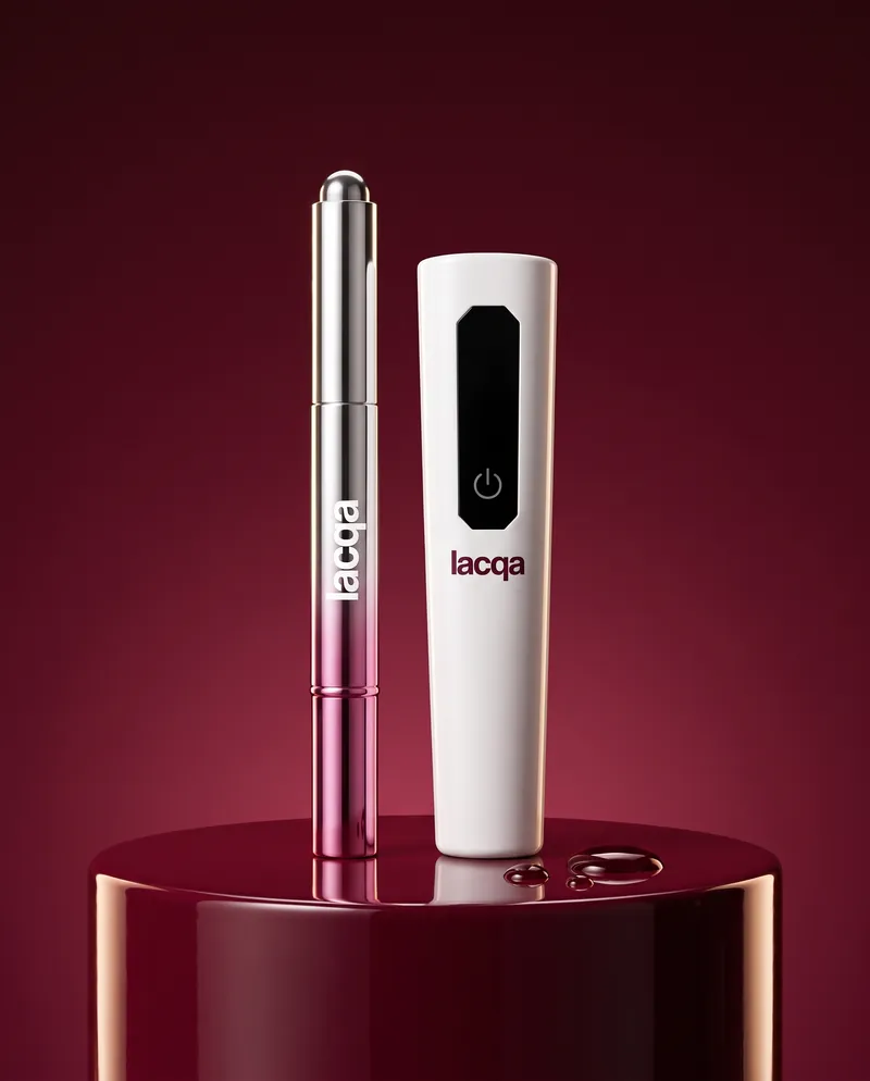 Lápiz de gel y mini lámpara UV de Lacqa sobre un pedestal burdeos