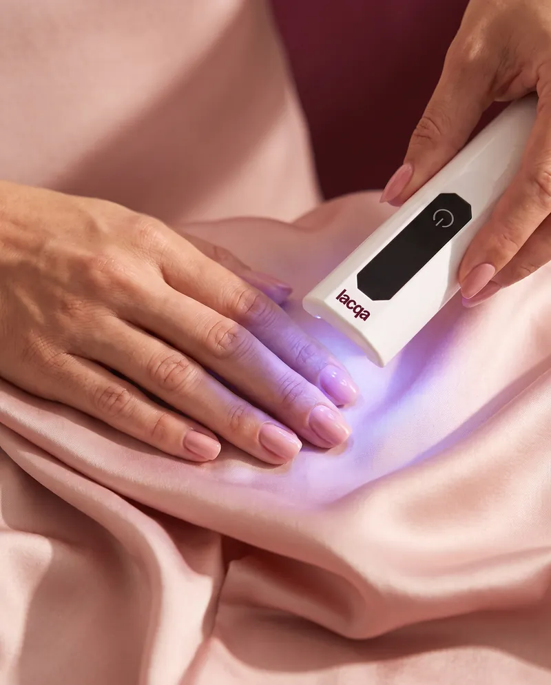 Curando las uñas con la mini lámpara UV de Lacqa